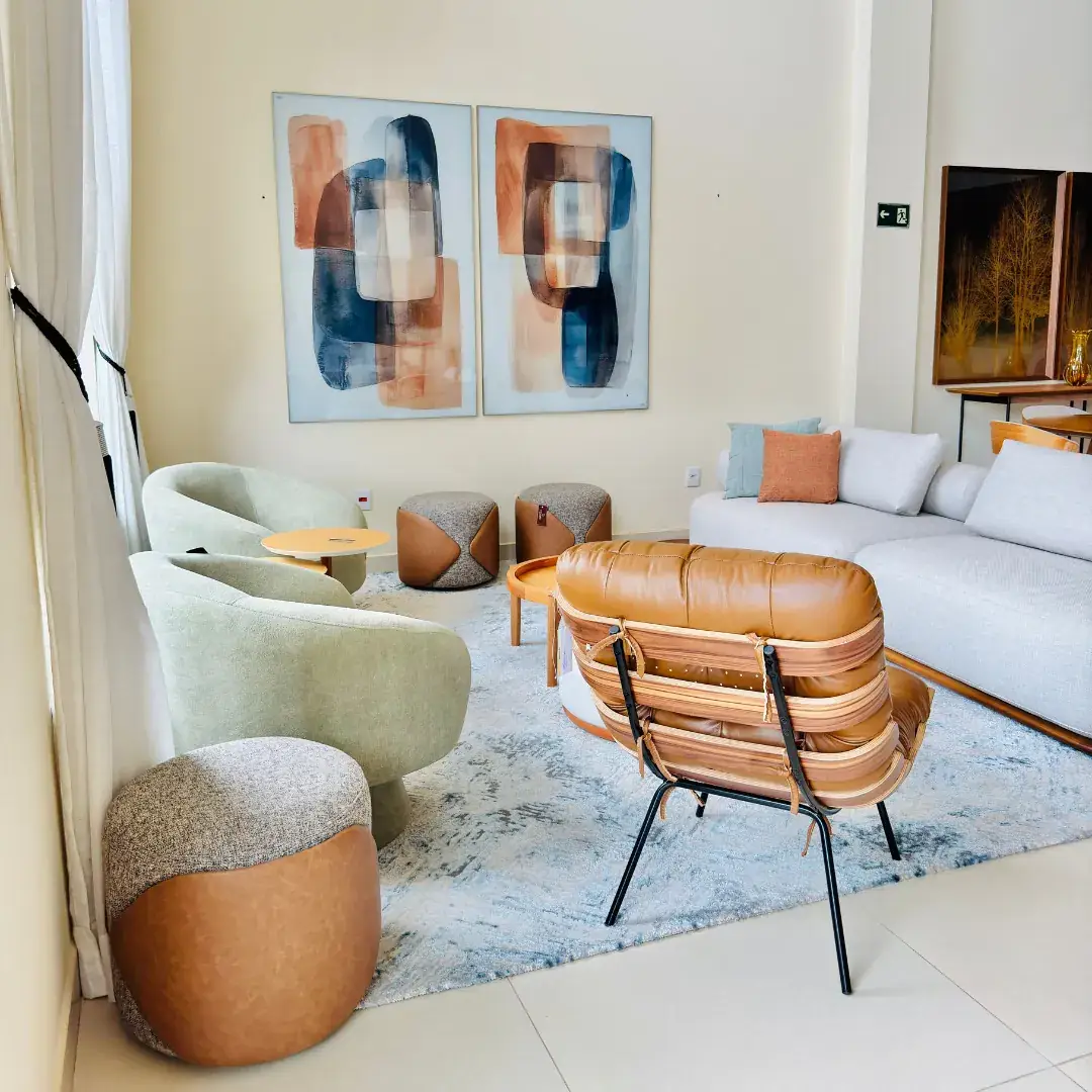 Ambiente completo com sofá, poltrona e quadros